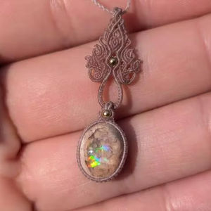 สร้อยคอทรงลูกแพร์ธรรมชาติขนาด 15 มม. ประดับด้วยพลอยเทอร์ควอยซ์ ทำจากทองเหลืองถักแบบมาคราเม่ สไตล์โบฮีเมียนทันสมัย เหมาะสำหรับทั้งชายและหญิง ใช้เป็นของขวัญวันครบรอบ HARI OM CREATIONS - Product Image 1