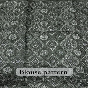 Sari VASTRA COTTAGE de Georgette con Estampado Acolchado, Tejido Zari, Borlas en el Pallu y Blusa con Lentejuelas de Bangalore, Ropa de Diseñador - Product Image 5