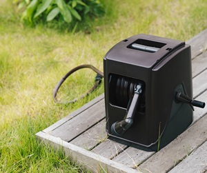 Carrete de Manguera de Jardín de Plástico de Alta Calidad y Durabilidad de 30 Metros, Cubierta Completa Marrón, Pulverizadores Japoneses Portátiles, Boquilla Ajustable para Lavado de Autos - Product Image 1