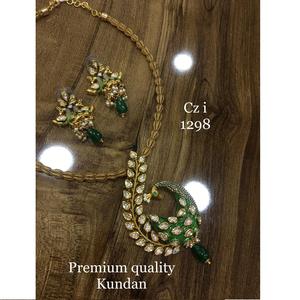 Ensemble de collier Royal Kundan de qualité supérieure bijoux artisanaux traditionnels avec des détails de pierres précieuses disponibles pour l'exportation en Inde - Product Image 1