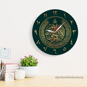 Reloj de pared islámico de primera calidad en metal con formato de tiempo árabe y hermosos grabados en versos del Corán para regalar - Product Image 3