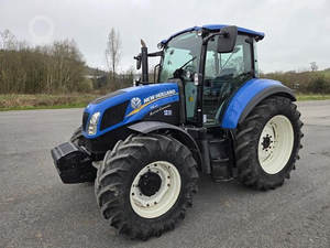 Tractor Agrícola T6.160 4WD con Cabina Cerrada Verde, Neumáticos Grandes, Motor de 25HP para Alta Productividad - Product Image 2
