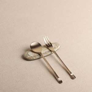 Couverts élégants en métal en acier inoxydable avec poignées ergonomiques conçus pour une utilisation quotidienne confortable sur la table de la cuisine - Product Image 5