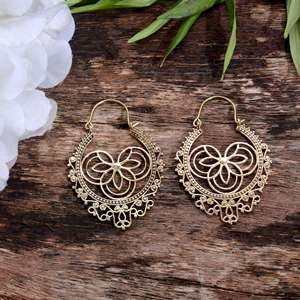 Boucles d'oreilles ethniques en laiton plaqué or Bijoux classiques de fleurs de fête avec anneaux traditionnels pour femmes - Product Image 2