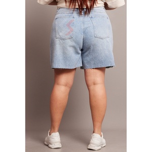 Pantalones cortos de mezclilla relajados para mujer, pantalones cortos femeninos transpirables informales no elásticos de talla grande con cremallera desgastada de tiro alto, OEM - Product Image 4