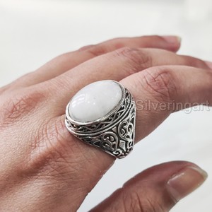 แหวนเงินแท้ 925 สำหรับผู้ชาย ขายส่ง แหวนพลอยมูนสโตนสีน้ำเงินธรรมชาติ ประกายไฟรุ้ง  หินประจำเดือนเกิดเดือนมิถุนายน เครื่องประดับสไตล์อาหรับตะวันออก - Product Image 3