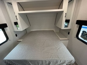 VENDEDOR VERIFICADO: Remolque J-a-y-c-o J-a-y F-l-i-g-h-t Slx 210QB USADO, modelo 2026, listo para la venta - Product Image 3