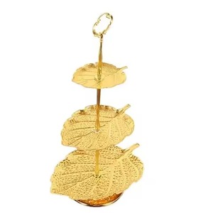 Support à gâteau en métal de luxe à 2 niveaux avec finition florale dorée et plateaux pour les fêtes et la décoration intérieure Plateau de service artisanal - Product Image 6
