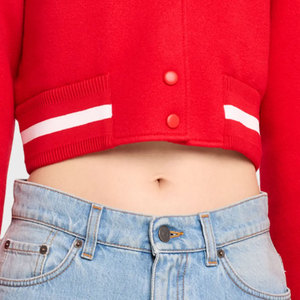 Chaqueta corta universitaria de color rojo para mujer, venta al por mayor, chaqueta universitaria de manga larga hecha a medida para mujer, personalizada - Product Image 3