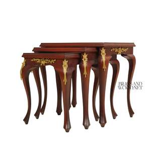 Ensemble de tables de service gigognes classiques en bois de luxe avec pieds français sculptés à la main et accents décoratifs dorés - Product Image 1