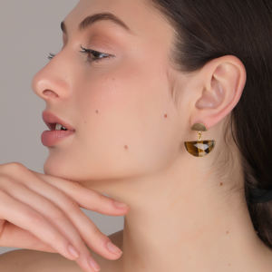 Pendientes de media luna de ojo de tigre Dua, joyería de declaración chapada en oro hecha a mano para mujer - Product Image 3