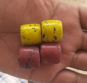 Grosses perles de verre sur le thème vintage au look ancien sur mesure adaptées aux créateurs de bijoux tribaux et autochtones - Product Image 2