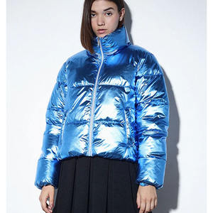 เสื้อแจ็คเก็ตพัฟเฟอร์ครอปผู้หญิงแฟชั่นฤดูหนาวสไตล์ Y2K เงา หนา มีโลโก้แบบกำหนดเอง กระเป๋าเย็บติด งานถักปัก OEM - Product Image 4