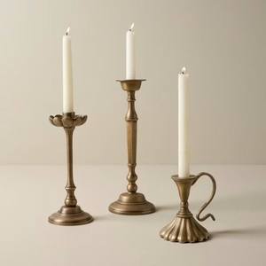 Portavelas decorativo de metal con brazos curvos y acabado duradero, ideal para exhibición de centro de mesa o arreglo festivo - Product Image 6