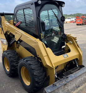 Cargadora compacta CAT 242D de uso pesado con orugas de goma y sistema de bomba de motor confiable. Entrega rápida. Compre con confianza. - Product Image 2