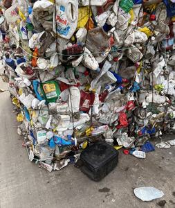 Restos de Plástico PET Reciclado Modificado y Reforzado, Transparentes, de Color Azul Claro, Grado Inyección, para Fabricación Industrial - Product Image 5