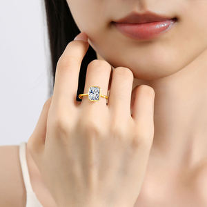 Anillo de Compromiso y Boda de Plata de Ley 925 con Moissanita de Corte Radiante de 3 Quilates, Engaste Personalizado, Moderno para Mujer - Product Image 1