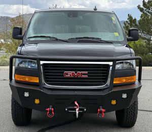 GMC Savana LT 3500 4WD 2024, Motor V8 de 6.6 Litros, Parachoques Delantero Negro y Ganchos de Recuperación Rojos - Product Image 1