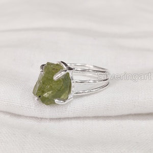 Mayorista Joyería de piedra en bruto Anillo de mujer Piedra preciosa de peridoto en bruto natural Piedra natal de Agosto 3 Banda Lisa Anillo de plata esterlina 925 - Product Image 3