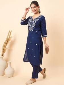 Femmes ethnique bleu motifs ethniques brodés col cranté Kurta avec pantalon indien pakistanais salwaar kameez - Product Image 6