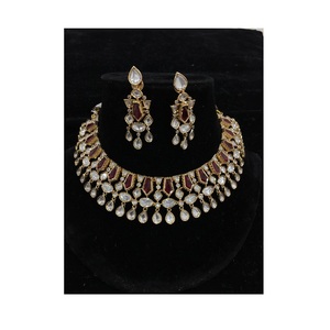 Conjunto de collar de moissanita Kundan hecho a mano de buena calidad para bodas y fiestas disponible a un precio asequible - Product Image 1