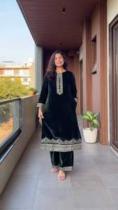 Collection de velours 2025, saison d'hiver, salwar kameez exclusif pour femmes avec broderie de sequins, fabriqué en Inde, en stock - Product Image 2