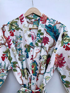 Robe Kimono blanche en coton à fleurs Robe de chambre taille unique avec imprimé fleuri pour demoiselle d'honneur pour les vêtements de nuit d'été et de printemps - Product Image 4
