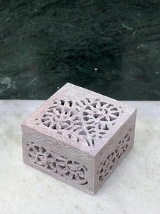 Boîte à bijoux en pierre savonneuse sculptée à la main, complexe et détaillée, pour un usage de petite taille. - Product Image 3
