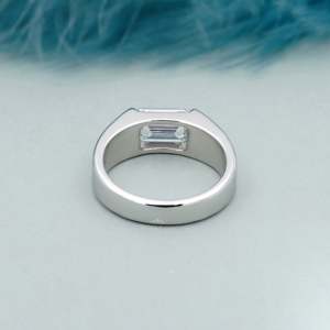 Anillo de Compromiso Solitario de Oro Blanco con Certificado IGI para Hombre, Corte Esmeralda, Diamante Certificado por IGI - Product Image 4