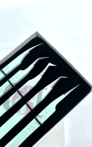 แหนบต่อขนตาปลายสีเงินแบบมืออาชีพเคลือบด้วยผงแก้วทะเลดีไซน์ผีเสื้อ - Product Image 2