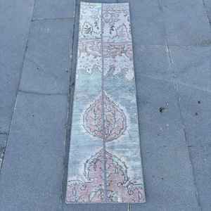 Alfombra turca de 1.1x4.3 pies, alfombra vintage de lana con motivos de plantas y árboles azules - Product Image 1