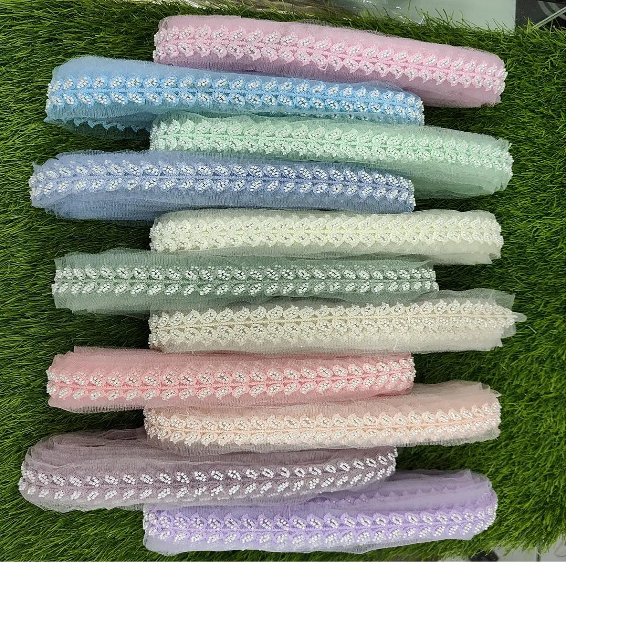 Tùy chỉnh được thực hiện trong thiết kế lá thêu ren làm việc bằng đá với nhiều tùy chọn màu trên vải lưới với nhiều màu trong 1 inch