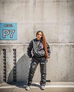 Conjunto de ropa deportiva bordada con cremallera personalizada para hombre, chándal unisex de nailon neutro con retazos bordados - Product Image 6