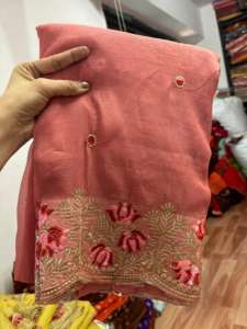 Sari indien en soie douce et froissée pour femme avec chemisier assorti brodé contrastant en stock - Product Image 5