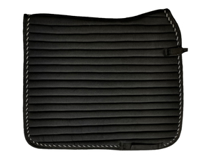 แผ่นรองอานม้าแบบ Close-Contact สำหรับการขี่ม้าแบบ Dressage ทำจากผ้าฝ้ายผสมโฟม พร้อมสายรัดเอว สีดำและสีขาว ลายเชือกถัก - Product Image 3