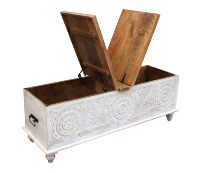 Coffre de rangement en bois de manguier massif antique sculpté à la main avec panneau de bois avant en lavis blanc et finition supérieure naturelle Table basse élévatrice