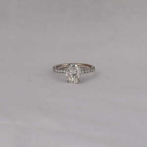 แหวนหมั้น14KT ชุบทองอย่างคลาสสิกสง่างามสร้างด้วยเพชรทรงวงรีเจียระไนเพชรขนาดเล็กการตั้งค่ากรอบรัศมีแบบซ่อน - Product Image 1