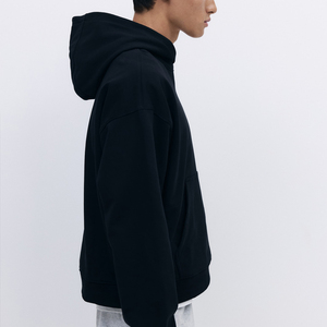 Sweat-shirt noir en molleton 100 % coton, offrant une sensation douce et chaude, coupe décontractée et motif discret. - Product Image 5