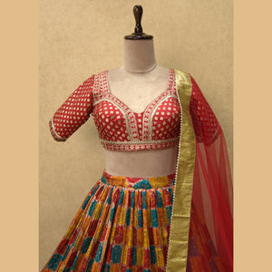 Fantaisie Tendance Banarasi Lehenga en moutarde avec un ton orange avec un beau travail Zari pour tous Look festif de l'Inde en gros - Product Image 2