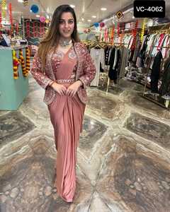 Las mujeres de nuevo diseñador usan un sari de satén pesado de lujo con blusa cosida Sari listo para usar para ropa de fiesta india y Sari - Product Image 4