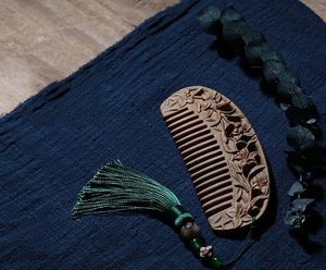 Peine de pelo con mango de madera hecho a mano NATURAL para uso en salón de India, peine de madera al por mayor para uso comercial a la venta a granel - Product Image 1