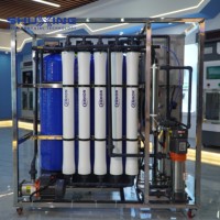 Équipement de traitement de l'eau par osmose inverse pour usage domestique et commercial, système de traitement de l'eau avec cadre en FRP SS304 pour une eau de haute qualité