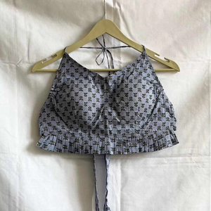 Encantador top corto estampado diseñado para combinar la comodidad con el estilo contemporáneo, el top sin mangas presenta un elegante top con cuello halter. - Product Image 1