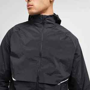 Chaqueta Negra Minimalista con Capucha para Hombre de Alta Calidad, Ropa de Invierno Personalizada, Impermeable, Cortavientos, Transpirable, con Cierre Frontal - Product Image 6