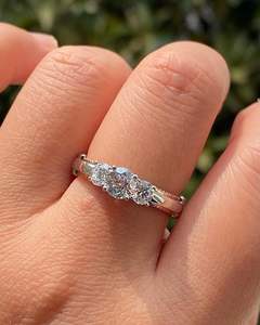 Anillo de Diamantes Cultivados en Laboratorio con Corte Redondo, Estilo Milgrain, Tres Piedras, Oro Blanco de 14k, Regalos de Aniversario, Joyería Fina E/VS - Product Image 1