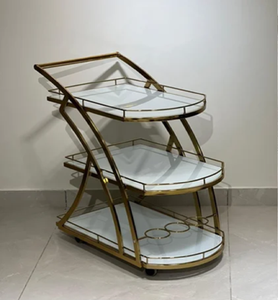 Chariot de bar en bois unique à trois niveaux, avec des poignées incurvées en métal noir, et un porte-bouteille, disponible à prix de gros. - Product Image 3