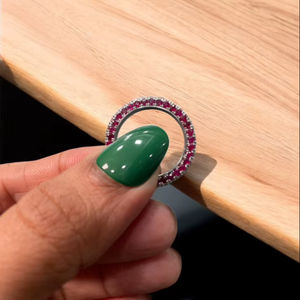 Anillo de Eternidad Completo de Platino de Lujo con Tres Lados de Diamantes Cultivados en Laboratorio y Detalles de Rubí para Bodas y Aniversarios - Product Image 1