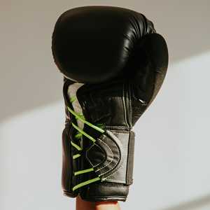 Gants de boxe professionnels de conception personnalisée de 12oz cuir amélioré pour l'entraînement de kickboxing tailles de sparring 8oz - Product Image 6