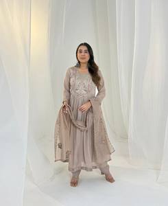 Trendy Mul Chanderi <b>Kurti</b> with Dupatta Ethnic Designer Ensemble for Wedding Party & Festival Events Quick Dry - Product Image 6