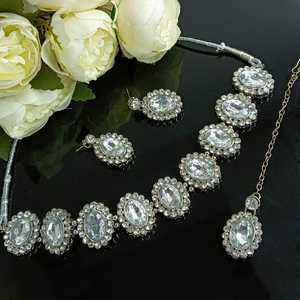 Fournisseur de bijoux de mode indiens ensemble de boucles d'oreilles et collier de mariage en cristal et strass Mangtikka avec chaîne de tête bijoux pour femmes - Product Image 2